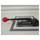 Manual ratcheting banding tool