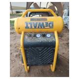 DeWalt 4.5 gallon air compressor 200 psi, works