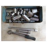 Asst sockets, extensions, ratchet in metal box
