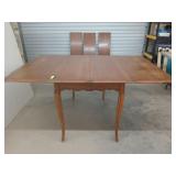 Oak dining table 30x40x29 w/ 3 - 12" leaves, 2 -