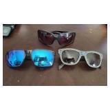 lot of 3 sunglasses 1 Calvin Klein 1 Oakley 1