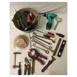 Plastic tub of assorted tools, 1 extra large