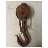 Cast iron pulley & hook 16.5"