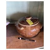 USA pottery Beanpot/cookie jar old and unique
