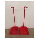 2 plastic dustpans