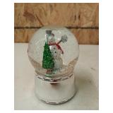 Musical snowman snow globe