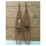 Pair of snow shoes 10x58