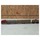 6 old metal track train cars, track pieces