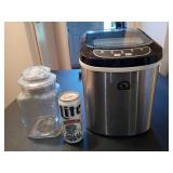 Igloo portable electronic ice maker, works;