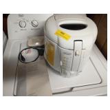 DeLonghi deluxe deep fryer I believe it is new