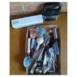 Asst kitchen utensils and gadgets