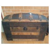 Camelback trunk w/ tray 23x33x17