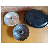 Large oval enamelware roaster with lid, Nordic