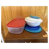Rubbermaid containers with lids