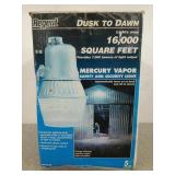 Dusk to Dawn mercury vapor security light, works