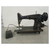 Antique Singer sewing machine AM562129 w/ foot