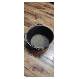 cast iron Dutch oven with bail handle no lid as