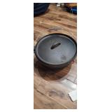 Cast Iron Footed Dutch oven with lid with rim f