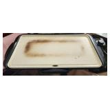 Electric griddle with removable drip tray