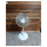 White 42x16 in floor fan, works