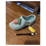 McCoy Dutch shoe planter