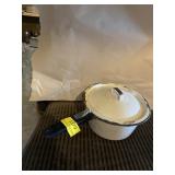 Enamelware pot and lid 8 inch round