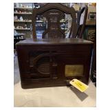 1930 ï¿½ 40ï¿½s tombstone style tube radio 11 x 16 x