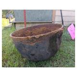 Cast iron cauldron w/ drain holes 18x26.5