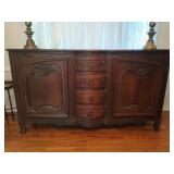 Beautiful oak buffet 2 door, 4 drawer 41 x 72 x 20