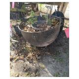 23-in cast iron kettle has crack down the side