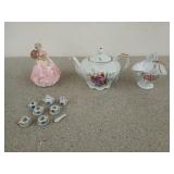 Assorted tea decor, including a doll tea set, a