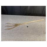 One-Piece Wood Pitchfork w 3 Pring Head