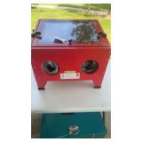 19 gallon portable sand blasting cabinet. Unit is