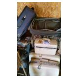 ASSORTMENT OF SUIT CASES
