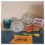 Glass Frogs, Trinkets