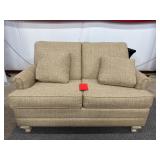 Couch w Set of 2 Pillows