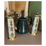 Vintage Hull pottery teapot, retaining most of