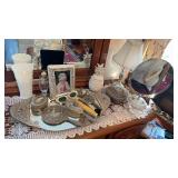Vanity dresser, items, includes a large mirror