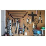 Back peg board of tools, that includes hedge,