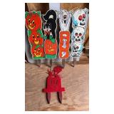 5 decorative Halloween yard steaks, that includes