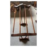 Stained pine wood quilt rack, with four rungs  on