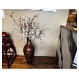 Standing vase with white flowers