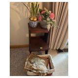 Stand and Decor