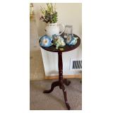 Stand and Decor