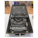 Underwood Universal Typewriter w/ Case