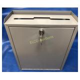 Outside metal mailbox w/ key