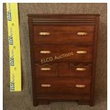 Wooden dresser w/4 drawers