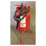 Central pneumatic sand blasting pot