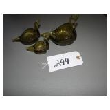 Three graduated Italy art glass swans