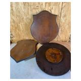 Lot of hunting mounts and round small table top -s